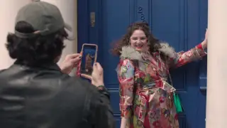 Lena Dunham menggambarkan seri Netflixnya 'Too Much': "Ketika seorang Yahudi yang keras dan berantakan turun ke kota orang -orang yang sangat tertekan"