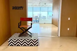 Ketua Direktur Merah David Lynch berhenti di kantor Variety sebelum lelang langsung