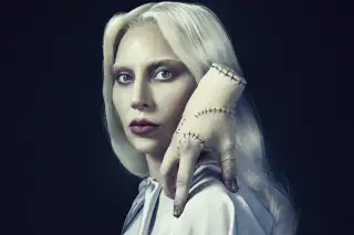 লেডি গাগার ‘বুধবার’ পোশাক কীভাবে পাখির পালক এবং সিল্কের সূচিকর্ম ব্যবহার করে ভুতুড়ে রোজালাইন রোটউড পোশাক পরতে